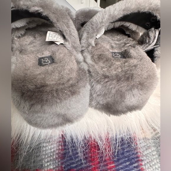 UGG Fluffy Slide Sandals - Size 7 - Cozy & Stylish - Picture 10 of 10